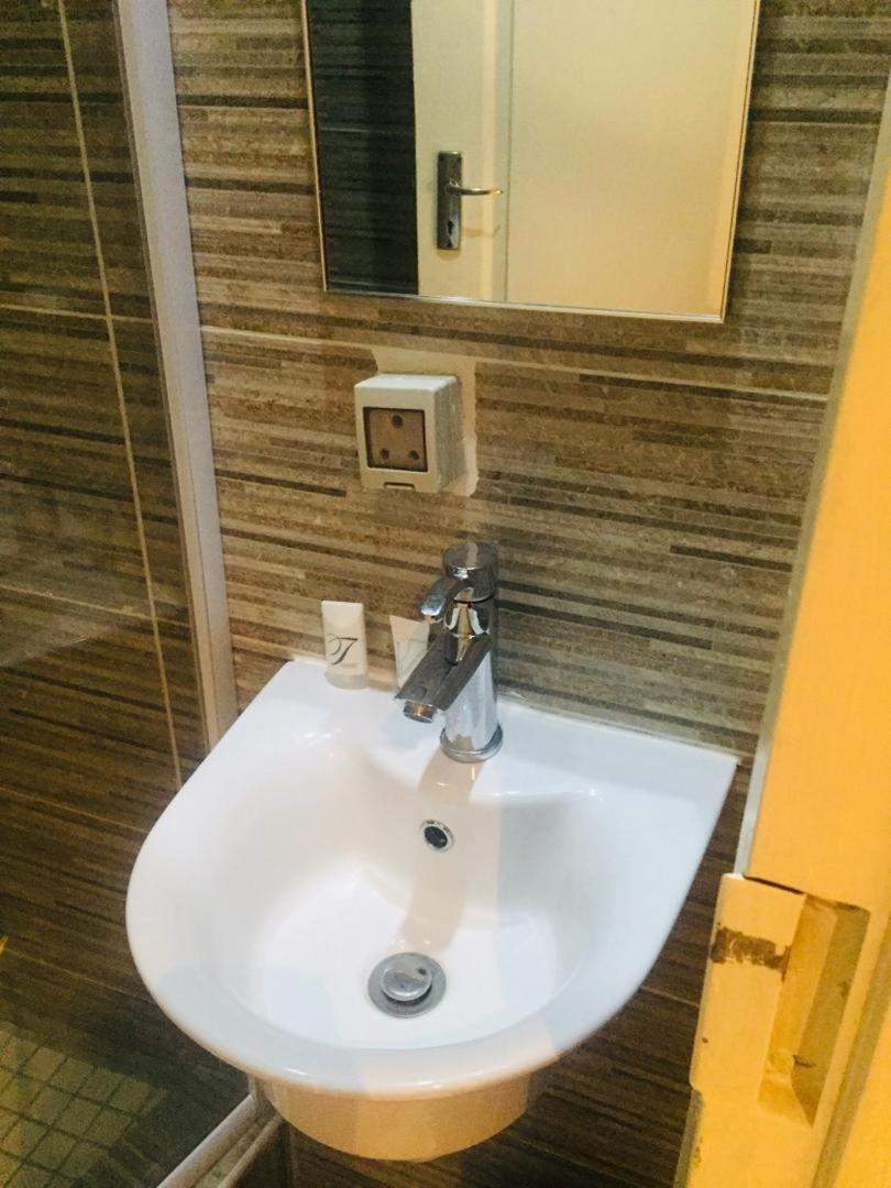 Mathlyn Guesthouse Gaborone Esterno foto