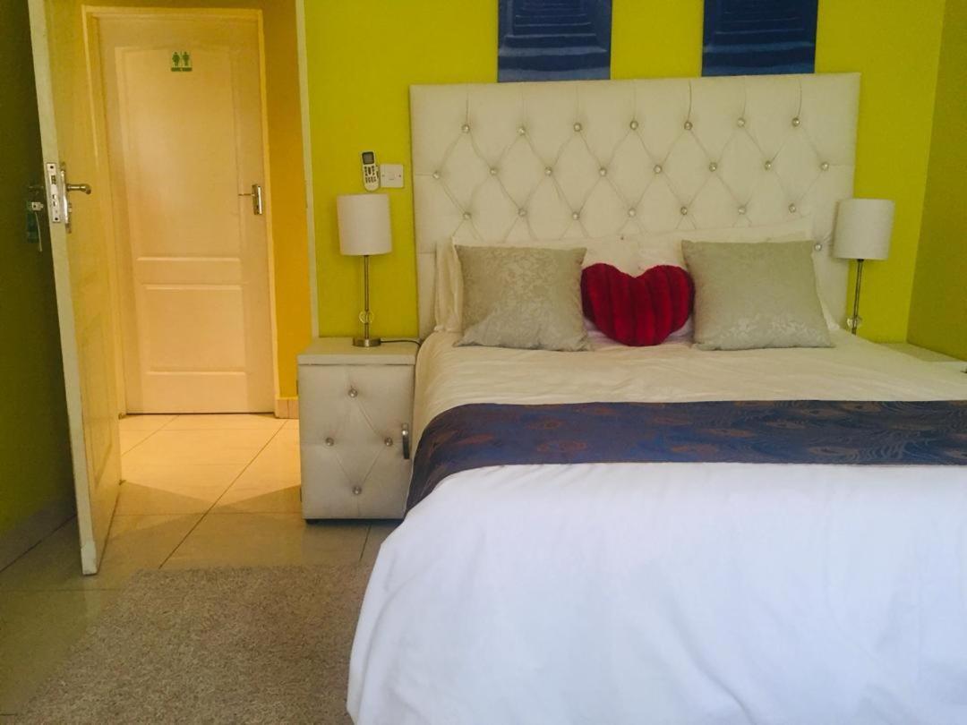 Mathlyn Guesthouse Gaborone Esterno foto