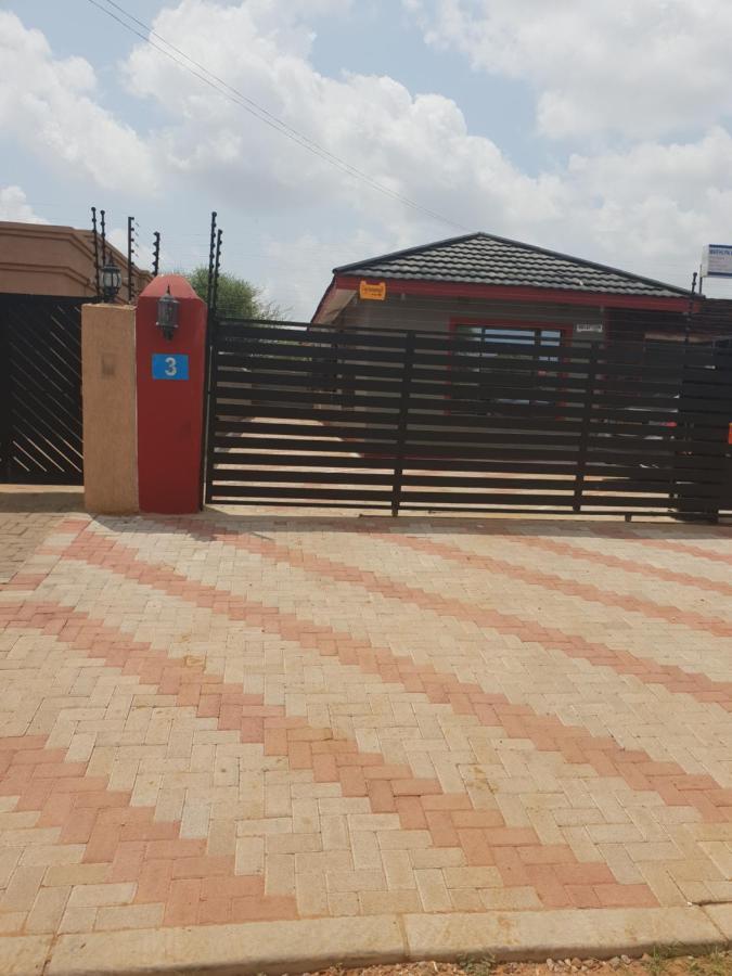 Mathlyn Guesthouse Gaborone Esterno foto